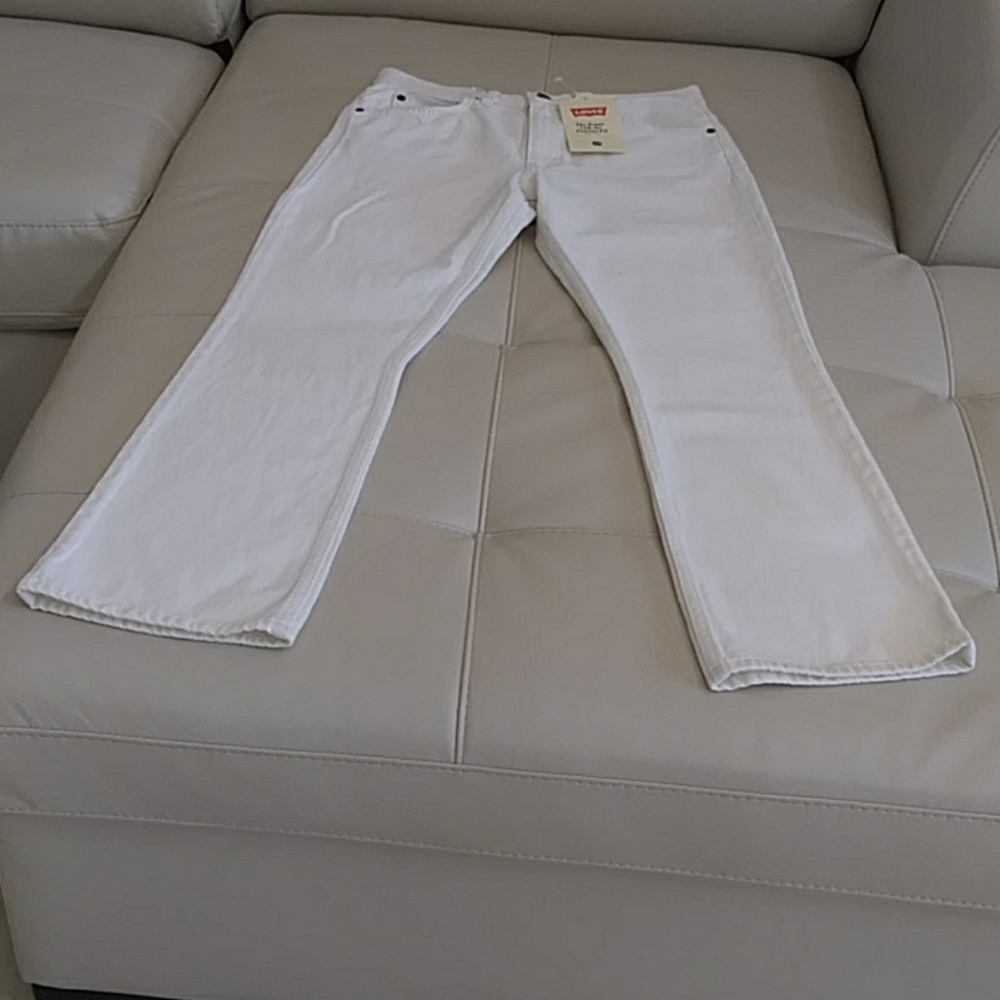 Levi’s 517 Cropped White Jeans.